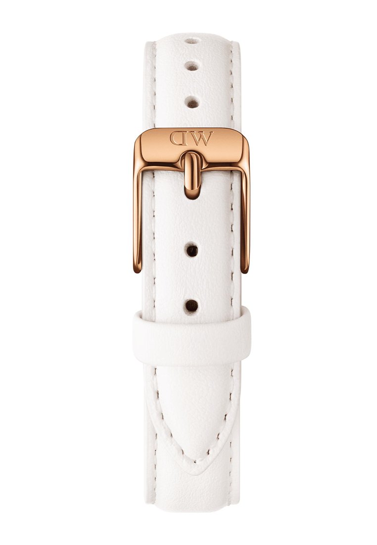 Cinturino per orologio in pelle bianca con una texture liscia, dotato di una fibbia dorata. Sei fori di regolazione per la misura e dettagli cuciti.