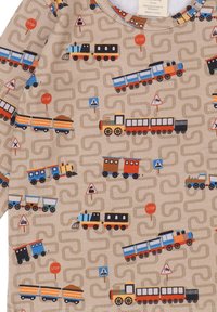 Beige Langarmhemd mit bunten Zuggrafiken, Verkehrsschildern und wellenförmigen Linienmustern, aus weichem, strukturiertem Stoff gefertigt.