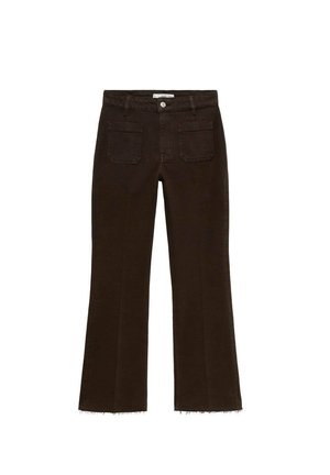 Brązowe dżinsy w kształcie dzwonów z wysokim stanem, z zapięciem na guzik, dwiema tylnymi kieszeniami i postrzępionym dołem. Wykonane z materiału dżinsowego.