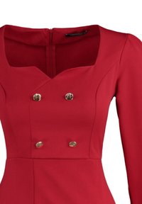 Robe rouge à manches longues avec col carré et quatre boutons argentés sur la poitrine, avec une taille cintrée et une fermeture éclair au dos.