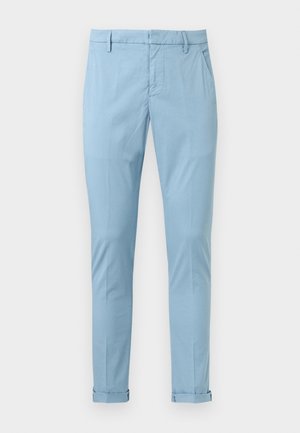 Lichtblauwe slim-fit broek met riemlussen, zijzakken en opgerolde boorden tegen een witte achtergrond.