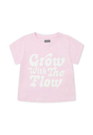 Camiseta de niño pequeño de manga corta en rosa claro con texto blanco "Crece con el flujo" centrado en el frente sobre un fondo blanco.