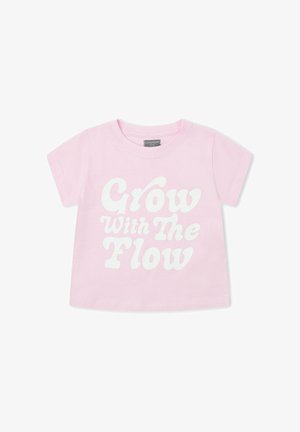 Camiseta de niño pequeño de manga corta en rosa claro con texto blanco "Crece con el flujo" centrado en el frente sobre un fondo blanco.