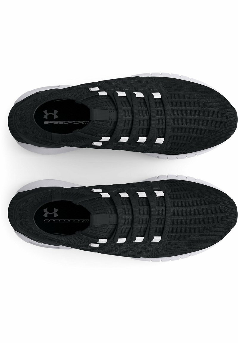Un par de zapatillas de running negras Under Armour SpeedForm con parte superior de punto texturizado y suelas blancas vistas desde arriba.