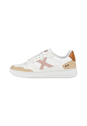 Zapatillas blancas con un toque rosa y detalles en color marrón claro. Presentan un exterior de cuero liso, un patrón texturizado y un diseño de cordones.