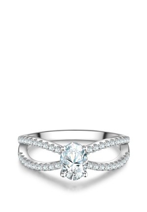 Anello d'argento con diamante centrale taglio ovale e fascia divisibile tempestata di piccoli diamanti rotondi su sfondo bianco.