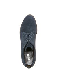Zapato azul de ante con cordones, con puntera redonda, superficie texturizada y plantilla negra con el logo "ara".