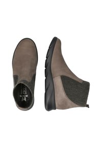 Bottines en suede beige avec un panneau latéral en tricot gris texturé et une semelle en caoutchouc noir. Design épuré et arrondi avec une entrée élastique pour faciliter l'enfilage.