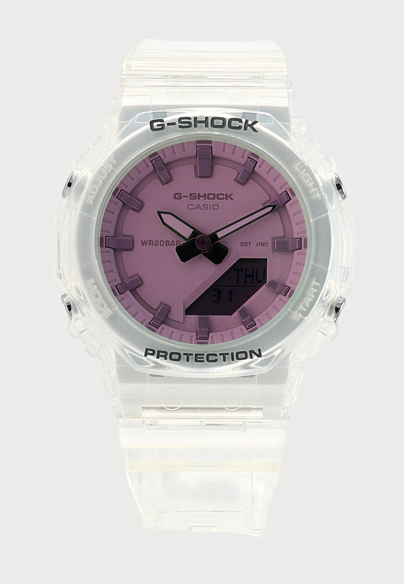 Montre-bracelet Casio G-Shock transparente avec cadran analogique-numérique violet, aiguilles noires, bracelet et boîtier transparents affichant la date et le jour.