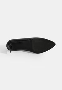 Zwarte hoge hak schoenen met een puntige neus en een strakke, gladde oppervlakte. De zool is van gematteerd zwart rubber, wat grip en duurzaamheid vergroot.