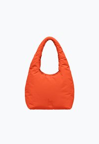 Borsa imbottita morbida di colore arancione acceso, con manico largo e arrotondato e design minimalista su sfondo uniforme.