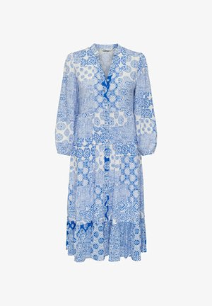 Blauw-wit patroondress met een V-hals, lange mouwen en een gelaagde, gerimpelde zoom. Heeft ingewikkelde tegelachtige ontwerpen door heel het kledingstuk.