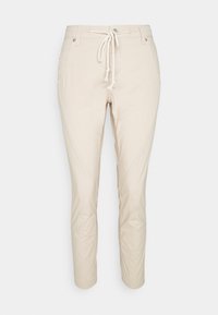 Béžové slim-fit kalhoty s předními kapsami a bílým stahováním v pase, vystavené na čistém bílém pozadí.