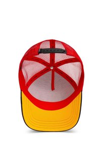 Cappellino a rete rosso con visiera gialla, con un lato interno nero e fascia interna etichettata "THE FARM". Cinturino regolabile sul retro.