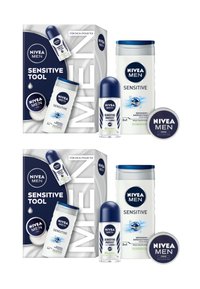 NIVEA Men Sensitive Pflege-Set mit einem dunkelblauen und weißen Farbschema, das einen Roll-On, eine Creme und eine 3-in-1 Waschflasche umfasst.