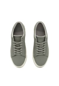 Sneakers in pelle grigia con una superficie liscia, punta arrotondata e suole in gomma bianca piatta. Presentano lacci abbinati e un marchio impresso sulla linguetta.