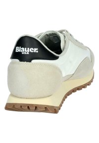 Zapatillas de cuero blanco y ante beige con una lengüeta negra en el talón que presenta "Blauer USA" en texto blanco. Suela de goma con ranuras de tracción.
