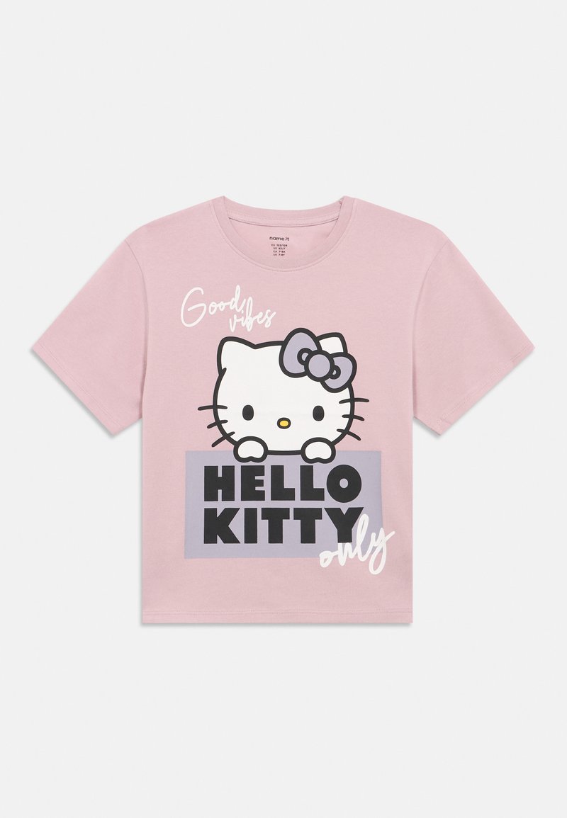 T-shirt rosa de mangas curtas feito de algodão, apresentando um gato de desenho animado com um laço, exibindo "HELLO KITTY only" em texto em negrito preto e branco.