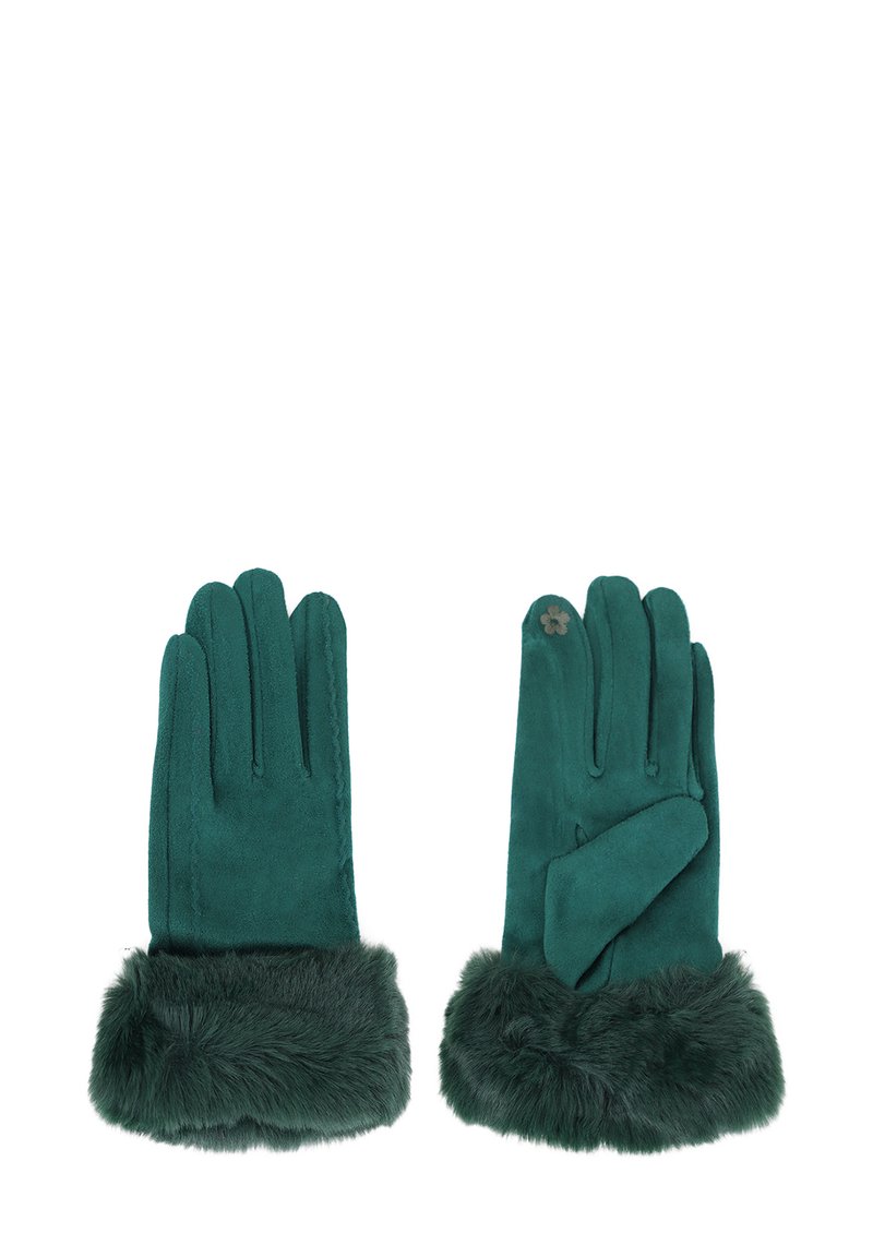 Guanti in ecopelle scamosciata verde con polsini in pelliccia. Quattro dita allungate e una forma leggermente affusolata. Presentano un piccolo distintivo decorativo su un guanto.