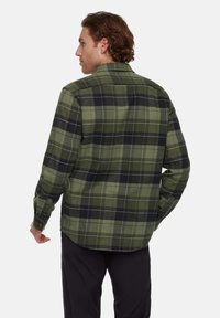 Groene en zwarte geruite flanellen shirt met een button-down kraag, lange mouwen en een relaxte pasvorm met borstzakken. Gladde textuur.