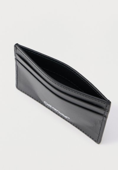 Μαύρος δερμάτινος θήκη καρτών με εμφανείς ραφές και λευκό λογότυπο της μάρκας, ανοιχτή με πολλαπλές θήκες καρτών ορατές στο εσωτερικό.