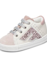 Sneaker bianche e rosa con punta in suede, accento laterale glitterato, lacci argentati e dettagli perforati sulla parte esterna.