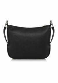 Czarna skórzana torba na ramię o gładkiej fakturze, zaokrąglonych krawędziach, zamknięciu na górze na zamek błyskawiczny oraz regulowanym pasku z metalowymi elementami w kolorze srebrnym.