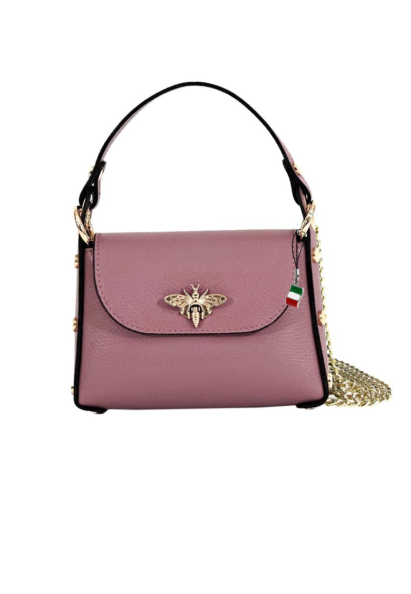 Sac en cuir rose avec un accent en or en forme d'abeille sur le rabat, doté d'une sangle noire et d'une chaîne en or pour un port en travers du corps. Surface texturée.