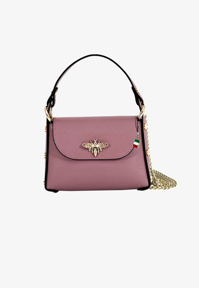 Roze leren handtas met een gouden bijaccent op de klep, voorzien van een zwarte strap en een gouden ketting voor crossbody gebruik. Getextureerd oppervlak.