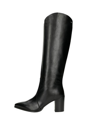 Černá kožená vysoká bota s špičatou špičkou, blokovým podpatkem a hladkým povrchem. Má přiléhavou šachtu a minimální detaily šití.