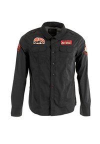 Camisa negra de botones con mangas largas, dos bolsillos en el pecho y parches bordados rojos que presentan acentos de "Von Dutch" y "So. Cal.".