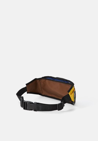 Marsupio giallo, marrone e blu. Realizzato in tessuto con una tracolla nera e una fibbia in plastica. L'interno aperto mostra una fodera marrone.