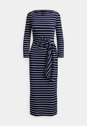 Dlouhé pruhované šaty v námořnické modři a bílé barvě se zavazováním v pase, vyrobené z měkké látky, s kulatým výstřihem a ozdobami na ramenech.