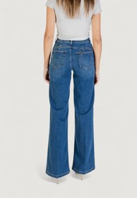 Bredde ben blå denimjeans med høj talje, der har to baglommer og en lige silhuet, afsluttet med en rå kant.