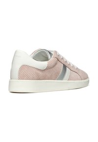 Sneakers in suede rosa con perforazioni, suola in gomma bianca e una striscia argentata. Presentano una chiusura con lacci tradizionale e un collo imbottito.
