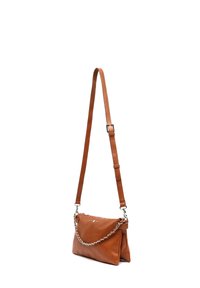Hnedá kožená kabelka cez rameno s úzkym obdĺžnikovým tvarom, nastaviteľným popruhom a retiazkovým detailom na prednej strane. Zipsové zapínanie na vrchnej strane.