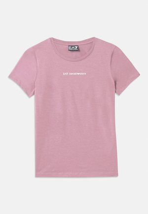 T-shirt rosa de mangas curtas com decote redondo e logotipo branco "EA7 Emporio Armani" centralizado no peito e etiqueta no pescoço.