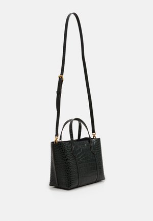 Bolso de cuero negro con textura de cocodrilo, dos asas cortas y una correa larga ajustable con herrajes en tono dorado.