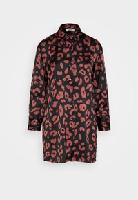 Juodas satino marškinis su leopardų raštu raudonos ir rudos spalvos. Su apykakle, mygtukų priekyje ir ilgomis rankovėmis su apykaklėmis.