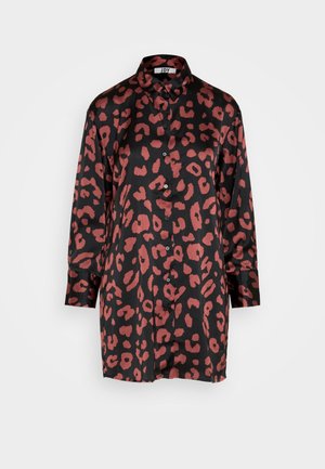 Czarna satynowa koszula w cętki w kolorze czerwonym i brązowym. Posiada kołnierzyk, zapięcie na guziki z przodu oraz długie rękawy z mankietami.