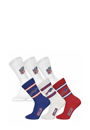 Vier paren sokken: een witte met NFL-logo, een blauwe met rode strepen en "BILLS"-tekst, een rode met blauwe en witte strepen, en een witte met strepen.
