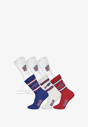 Fire par sokker: en hvid med NFL-logo, en blå med røde striber og "BILLS" tekst, en rød med blå og hvide striber, en hvid med striber.