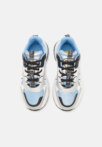 Buffalo TRIPLET HOLLOW - Sportcipő - white/blue/silver