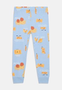 Hellblaue Kinderhose mit verspielten Cartoon-Pastaformen und Essen-Wortspielen, die überall in Gelb, Orange und Rot bedruckt sind.