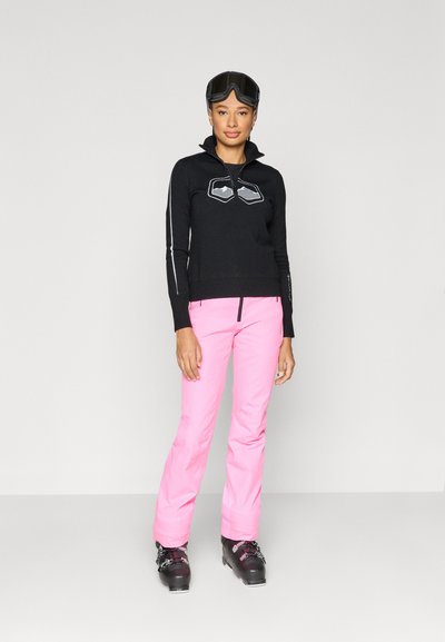 Črn smučarski pulover z zadrgo, z belimi poudarki in logotipom; svetlo roza smučarske hlače; črna smučarska očala; smučarski čevlji. Gladek tekstura in prilegajoč se dizajn.