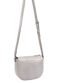 Lichtgrijze schoudertas met krokodillenstructuur, verstelbare schouderband en bovenaan sluiting met rits.