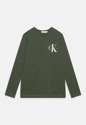 Mørkegrøn langærmet t-shirt med rund halsudskæring og hvid "Calvin Klein Jeans ck" logo på venstre bryst.