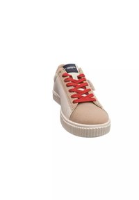 Sneakers beige con lacci rossi, pannello frontale testurizzato, pannelli laterali lisci e suola in gomma con motivo. La linguetta presenta un'etichetta scura.