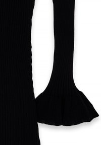 Pull noir côtelé avec manches longues à poignets évasés, présentant un motif tricoté texturé et une silhouette ajustée.