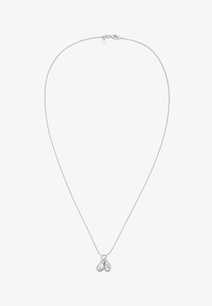 Sudraba ķēdes kaklarota ar diviem maziem, atšķirīgiem šarmiem olu formā, ar gludu faktūru un pulētu apdari.